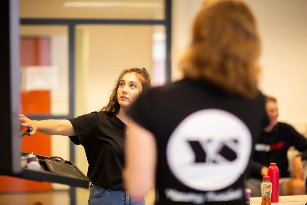 Bekijk de Young Society lesprogramma’s binnen de vier mbo burgerschap dimensie